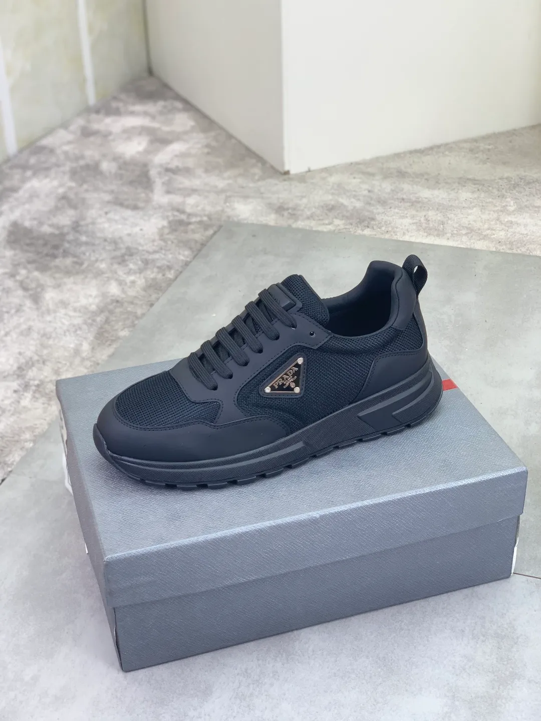 Men's shoes 💰P560💰[New style] popular models are on the official website, 🆘 Trendy brand (Prada) mainly promotes popular models, avant-garde and versatile fashion men's shoes private version mold opening, cowhide surface splicing 1:1.. Fashionable and simple, original imported cowhide lining cowhide feet; the atmosphere and personality are more fashionable, eye-catching and pursuing class. It will subvert the old idea and be a must-have for fashionistas with you! Must keep it for yourself! Tall and comfortable, large and low, high-end quality workmanship. Code number: 38-45 3️⃣optional.